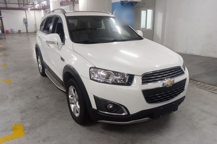 Used Chevrolet Captiva 2017 2.4L Two-Wheel Drive Luxury Edition 7 Seats Front Right 45 Deg
