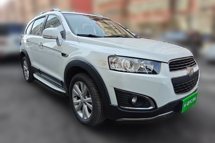 Used Chevrolet Captiva 2017 2.4L 4x4 Flagship Edition 7-Seater Front Right 45 Deg