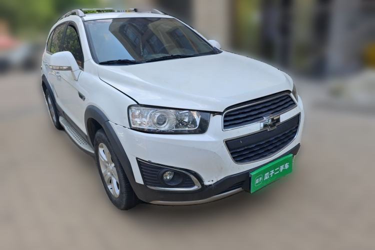 Used Chevrolet Captiva 2017 2.4L Two-Wheel Drive Luxury Edition 7 Seats Front Right 45 Deg
