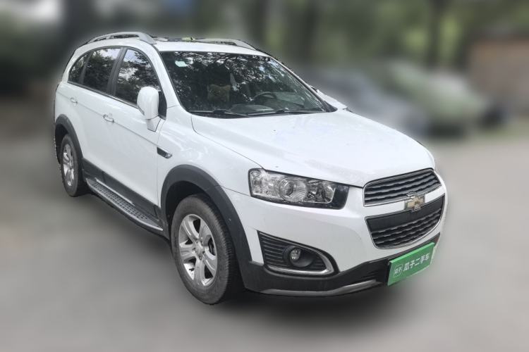 Used Chevrolet Captiva 2017 2.4L Two-Wheel Drive Luxury Edition 7 Seats Front Right 45 Deg