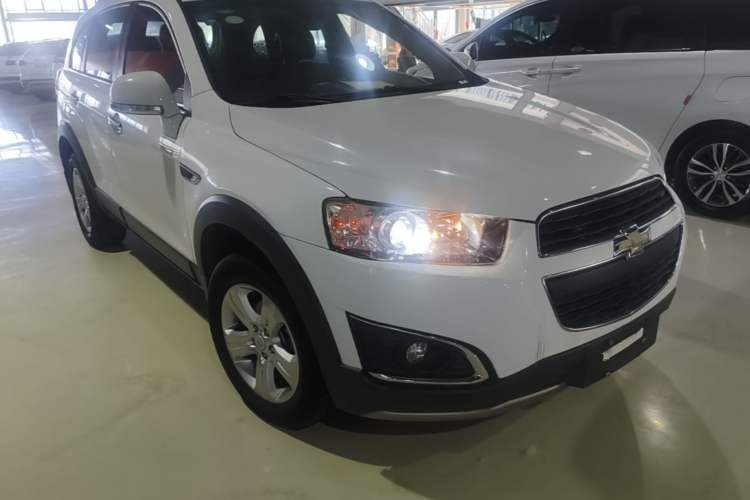 Used Chevrolet Captiva 2017 2.4L Two-Wheel Drive Urban Version 7 Seats Front Right 45 Deg