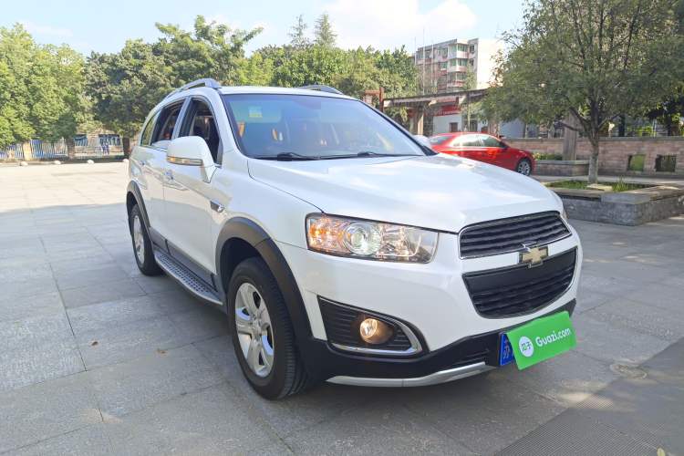 Used Chevrolet Captiva 2017 2.4L Two-Wheel Drive Luxury Edition 7 Seats Front Right 45 Deg