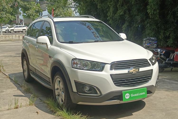 Used Chevrolet Captiva 2017 2.4L Two-Wheel Drive Luxury Edition 7 Seats Front Right 45 Deg