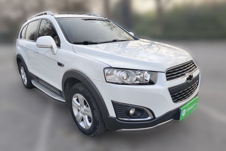 Used Chevrolet Captiva 2017 2.4L Two-Wheel Drive Luxury Edition 7 Seats Front Right 45 Deg