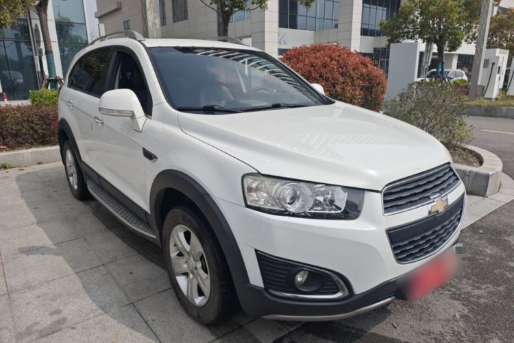 Used Chevrolet Captiva 2017 2.4L Two-Wheel Drive Luxury Edition 7 Seats Front Right 45 Deg