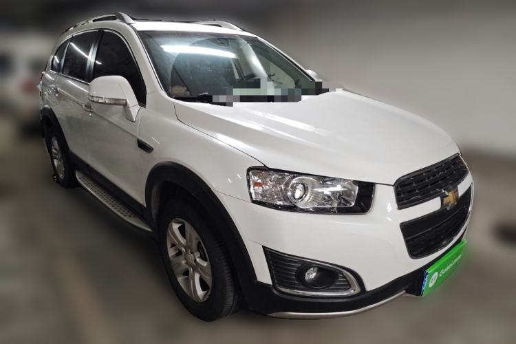 Used Chevrolet Captiva 2017 2.4L Two-Wheel Drive Luxury Edition 7 Seats Front Right 45 Deg