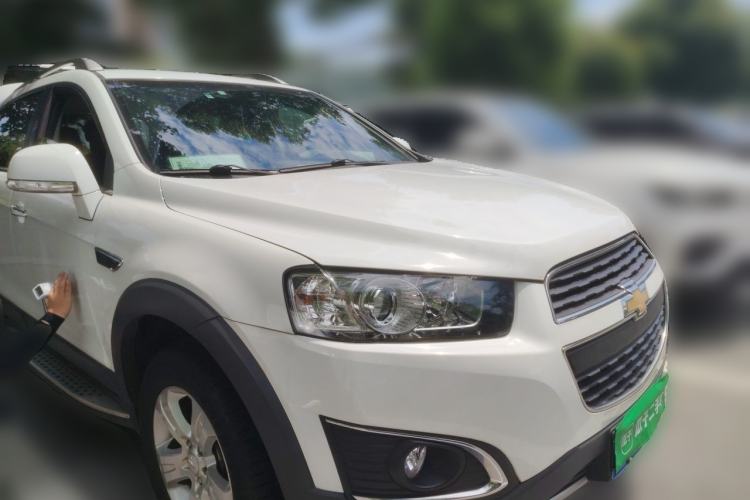 Used Chevrolet Captiva 2017 2.4L Two-Wheel Drive Luxury Edition 7 Seats Front Right 45 Deg