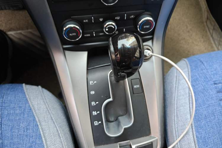 Used Chevrolet Captiva 2017 2.4L 4x4 Flagship Edition 7-Seater Gear Lever