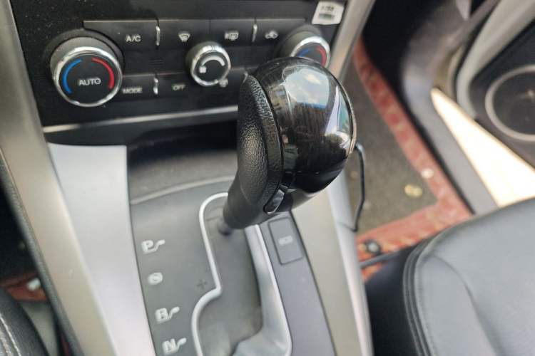 Used Chevrolet Captiva 2017 2.4L Two-Wheel Drive Luxury Edition 7 Seats Gear Lever