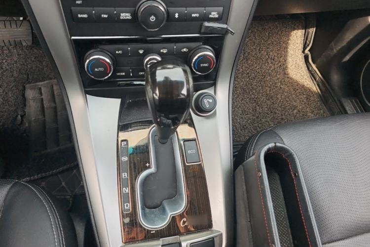 Used Chevrolet Captiva 2017 2.4L 4x4 Flagship Edition 7-Seater Gear Lever