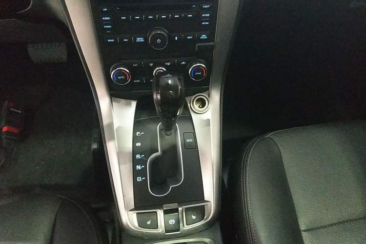 Used Chevrolet Captiva 2017 2.4L 4x4 Flagship Edition 7-Seater Gear Lever