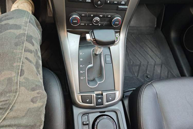 Used Chevrolet Captiva 2017 2.4L 4x4 Flagship Edition 7-Seater Gear Lever