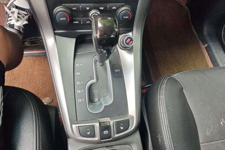 Used Chevrolet Captiva 2017 2.4L 4x4 Flagship Edition 7-Seater Gear Lever