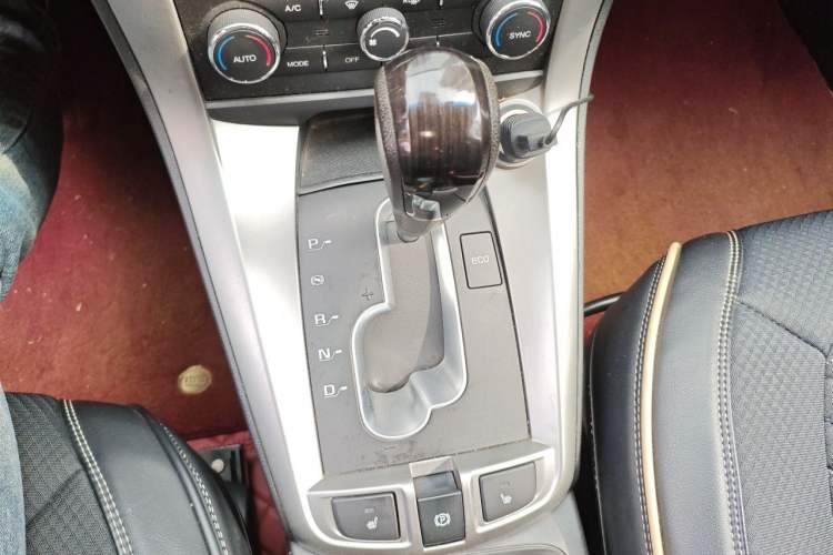 Used Chevrolet Captiva 2017 2.4L Two-Wheel Drive Luxury Edition 7 Seats Gear Lever