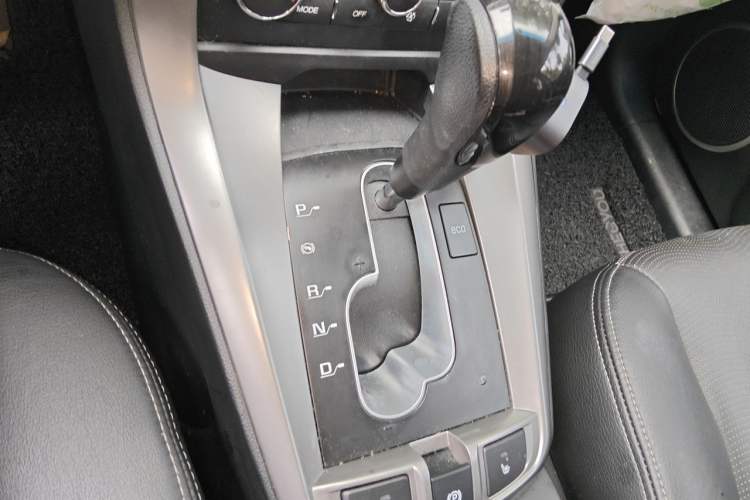 Used Chevrolet Captiva 2017 2.4L 4x4 Flagship Edition 7-Seater Gear Lever