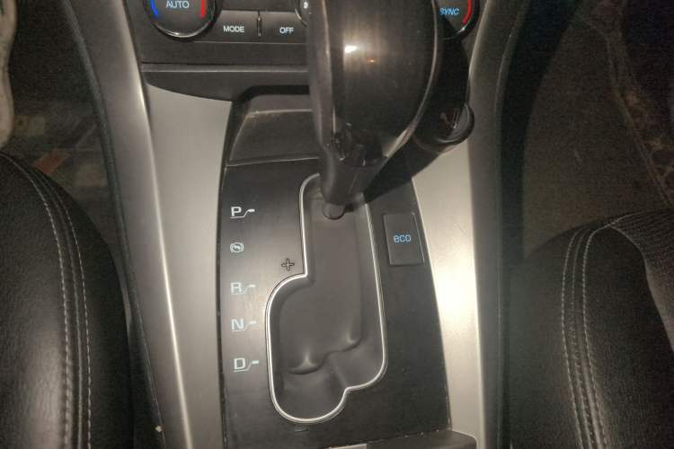 Used Chevrolet Captiva 2017 2.4L 4x4 Flagship Edition 7-Seater Gear Lever