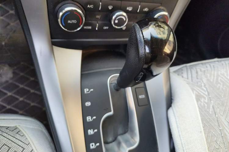 Used Chevrolet Captiva 2017 2.4L 4x4 Flagship Edition 7-Seater Gear Lever