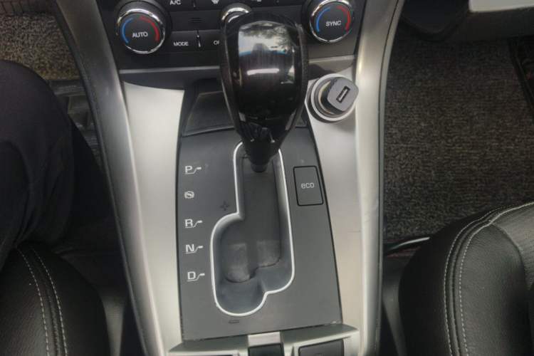 Used Chevrolet Captiva 2017 2.4L 4x4 Flagship Edition 7-Seater Gear Lever