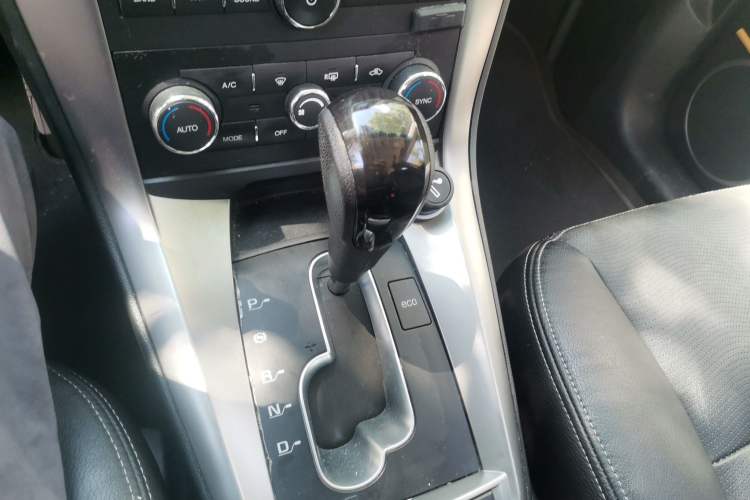 Used Chevrolet Captiva 2017 2.4L 4x4 Flagship Edition 7-Seater Gear Lever