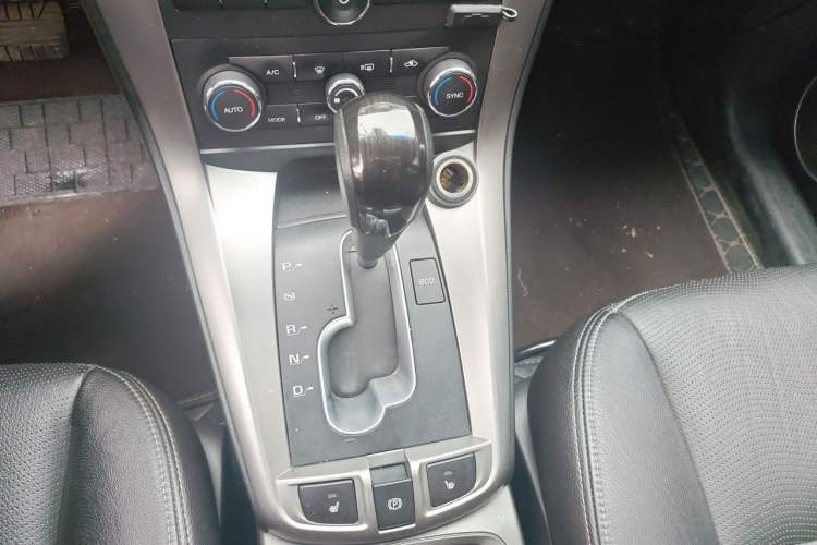Used Chevrolet Captiva 2017 2.4L 4x4 Flagship Edition 7-Seater Gear Lever