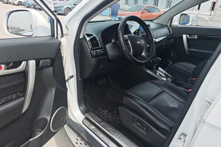 Used Chevrolet Captiva 2017 2.4L 4x4 Flagship Edition 7-Seater Interior 3
