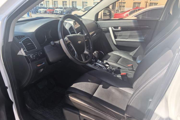 Used Chevrolet Captiva 2017 2.4L Two-Wheel Drive Luxury Edition 7 Seats Interior 3