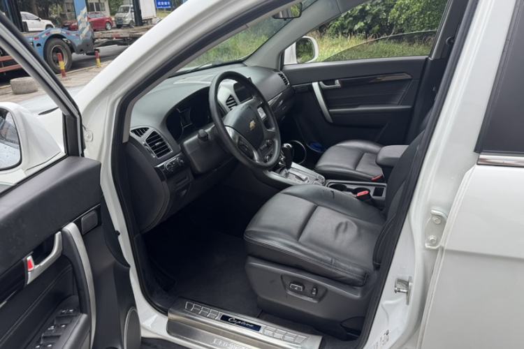 Used Chevrolet Captiva 2017 2.4L Two-Wheel Drive Luxury Edition 7 Seats Interior 4