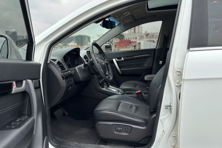 Used Chevrolet Captiva 2017 2.4L Two-Wheel Drive Luxury Edition 7 Seats Interior 5