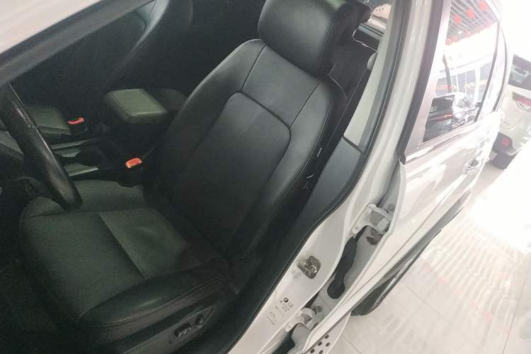 Used Chevrolet Captiva 2017 2.4L 4x4 Flagship Edition 7-Seater Left Front Seat