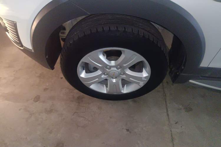 Used Chevrolet Captiva 2017 2.4L Two-Wheel Drive Luxury Edition 7 Seats Left Front Wheel Hub