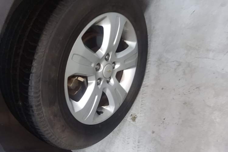 Used Chevrolet Captiva 2017 2.4L Two-Wheel Drive Luxury Edition 7 Seats Left Front Wheel Hub