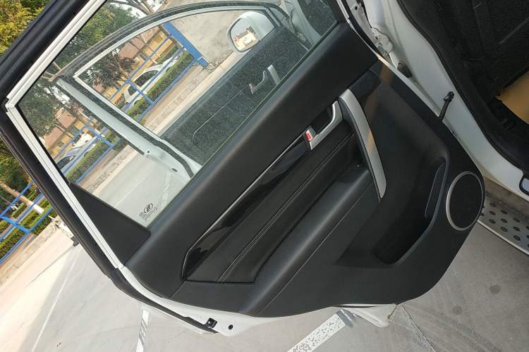 Used Chevrolet Captiva 2017 2.4L Two-Wheel Drive Luxury Edition 7 Seats Left Rear Door Interior