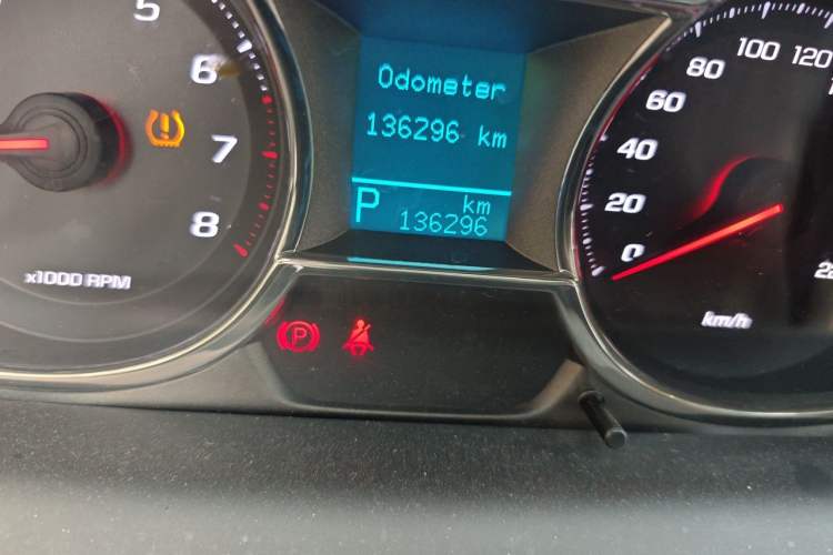 Used Chevrolet Captiva 2017 2.4L Two-Wheel Drive Luxury Edition 7 Seats Odometer Close Up