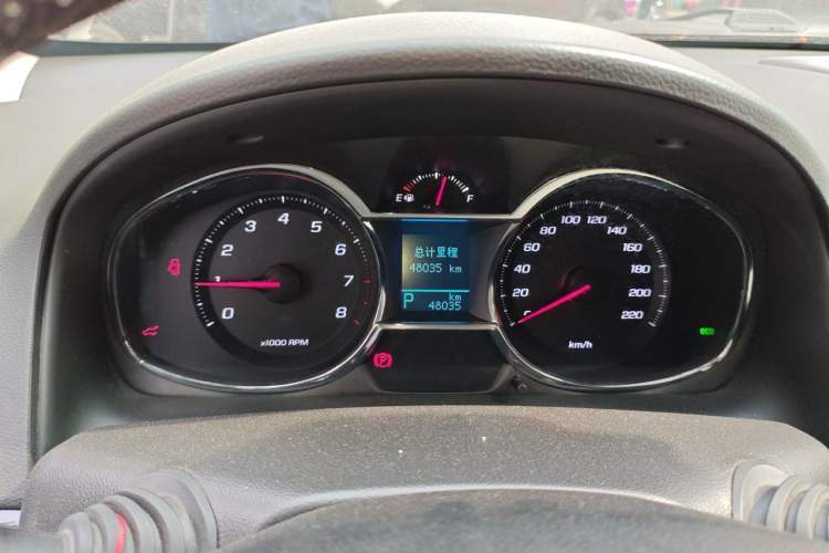 Used Chevrolet Captiva 2017 2.4L Two-Wheel Drive Luxury Edition 7 Seats Odometer Close Up