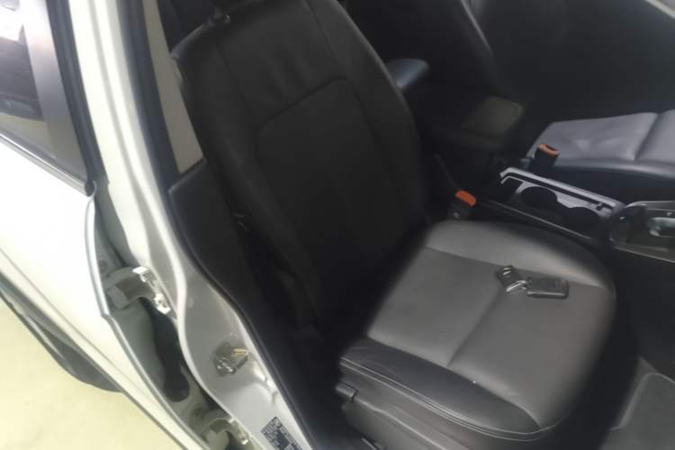 Used Chevrolet Captiva 2017 2.4L Two-Wheel Drive Urban Version 7 Seats Right Front Seat