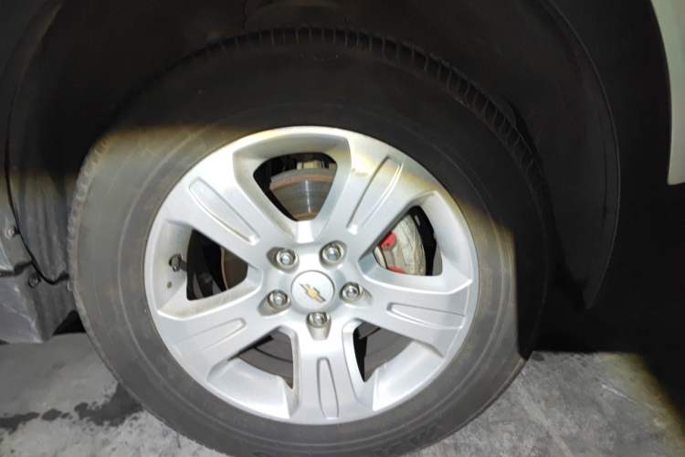 Used Chevrolet Captiva 2017 2.4L Two-Wheel Drive Luxury Edition 7 Seats Right Front Wheel Hub
