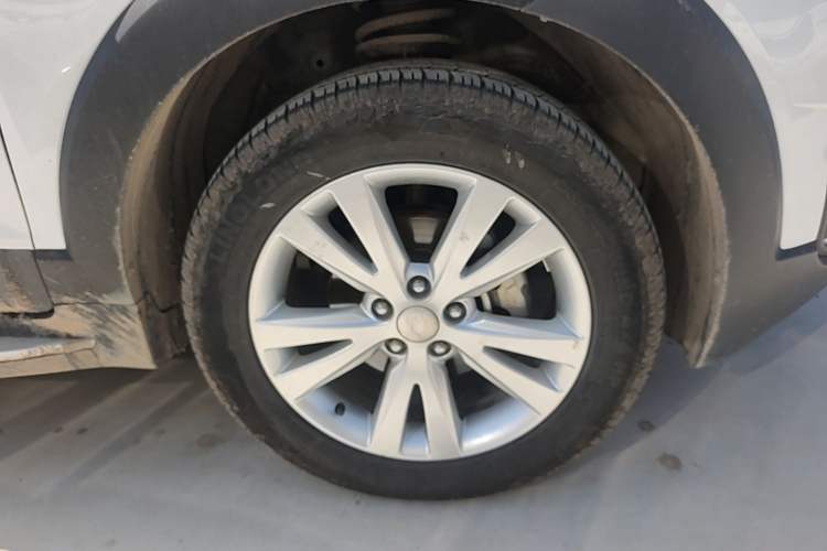 Used Chevrolet Captiva 2017 2.4L 4x4 Flagship Edition 7-Seater Right Front Wheel Hub