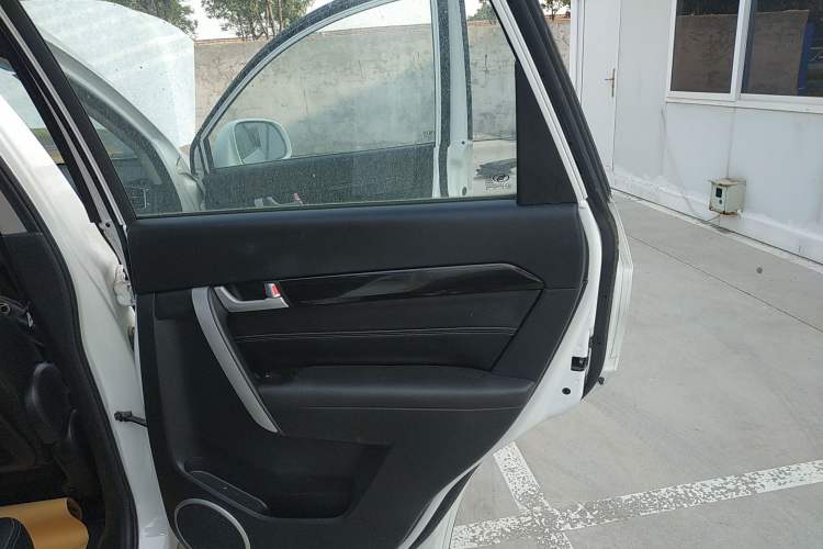 Used Chevrolet Captiva 2017 2.4L Two-Wheel Drive Luxury Edition 7 Seats Right Rear Door Interior
