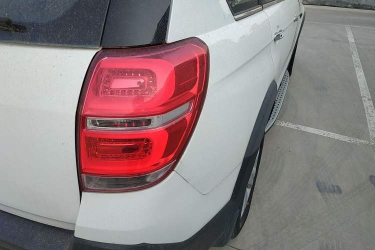Used Chevrolet Captiva 2017 2.4L Two-Wheel Drive Luxury Edition 7 Seats Right Rear Taillight