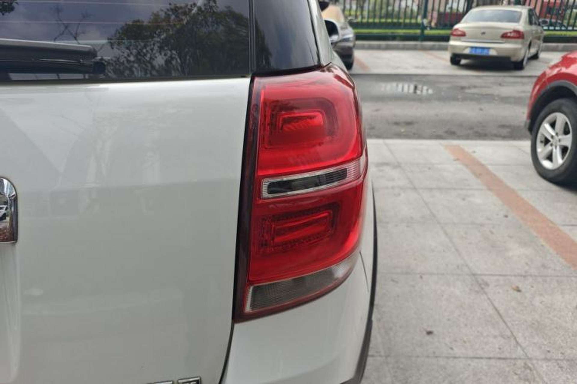 Used Chevrolet Captiva 2017 2.4L Two-Wheel Drive Luxury Edition 7 Seats Right Rear Taillight