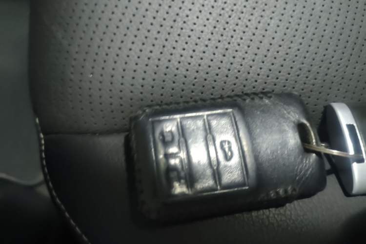 Used Chevrolet Captiva 2017 2.4L Two-Wheel Drive Urban Version 7 Seats Vehicle Key