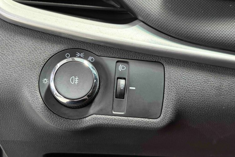 Used Chevrolet Cavalier 2016 1.5L Manual Xinyue Edition Interior 8