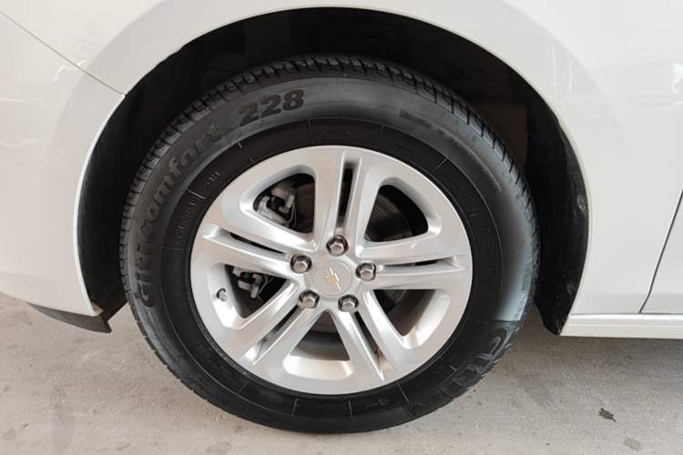 Used Chevrolet Cavalier 2016 1.5L Automatic Enjoyment Edition Left Front Wheel Hub