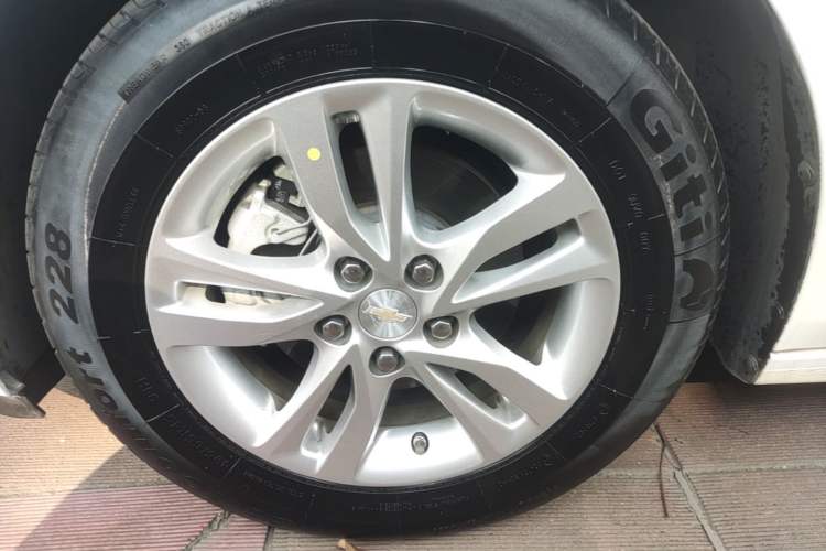 Used Chevrolet Cavalier 2016 1.5L Manual Xinyue Edition Left Front Wheel Hub