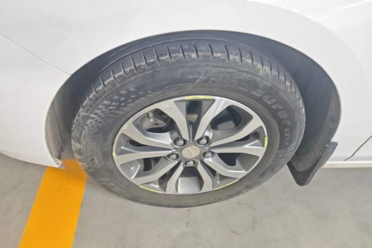Used Chevrolet Cavalier 2016 1.5L Automatic Enjoyment Edition Left Front Wheel Hub