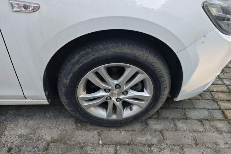 Used Chevrolet Cavalier 2016 1.5L Automatic Xinyue Edition Right Front Wheel Hub