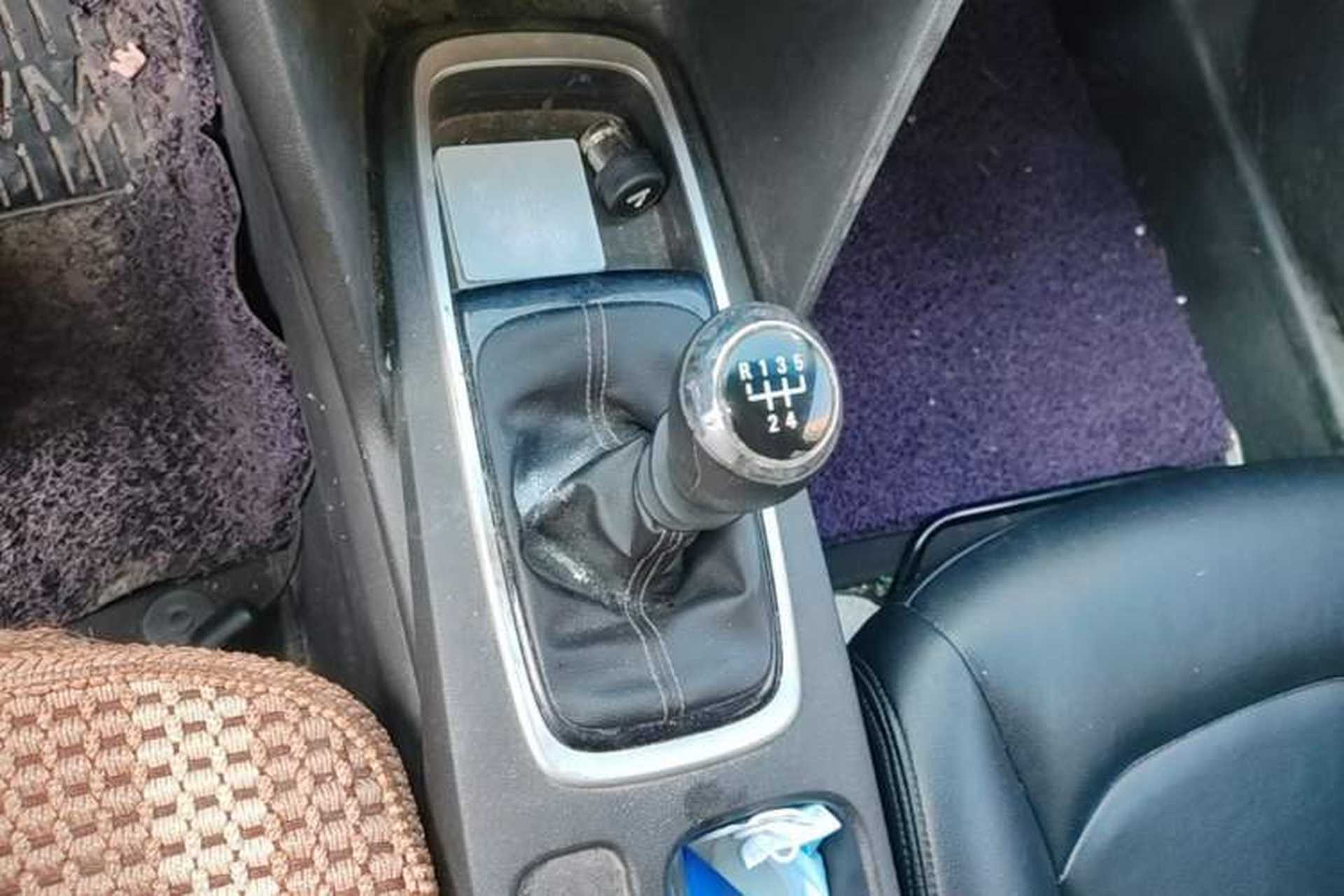 Used Chevrolet Cavalier 2016 1.5L Manual Enjoyment Edition Gear Lever