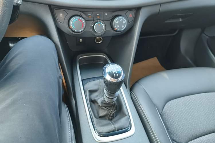 Used Chevrolet Cavalier 2018 320 Manual Xinyue Edition Gear Lever