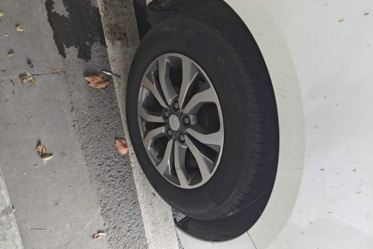 Used Chevrolet Cavalier 2018 320 Automatic Enjoyment Sunroof Edition Right Front Wheel Hub