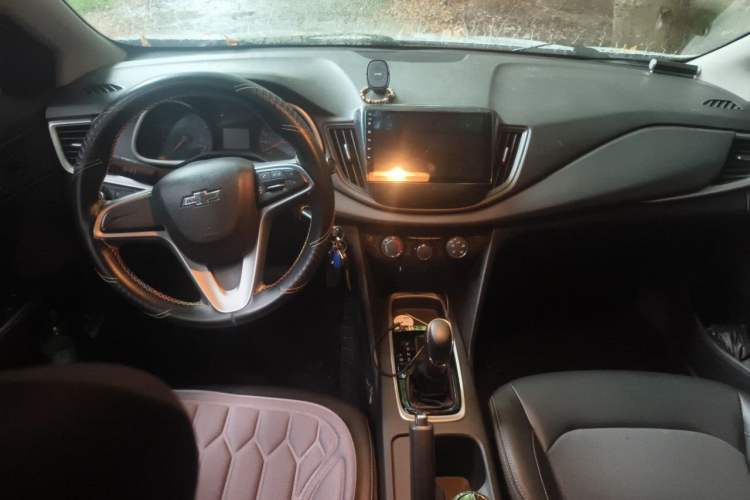 Used Chevrolet Cavalier 2018 320 Automatic Xinyue Edition Center Console